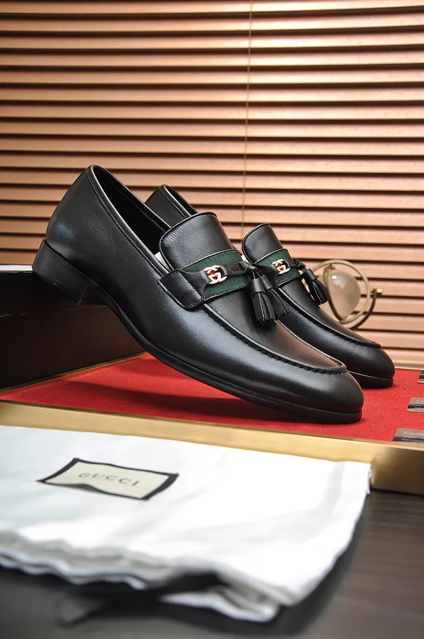 Men's shoes💰500💶Italy's top luxury men's shoe giant (GUCCI) (Gucci) (full cowhide lining) new arrival🍃Original European style🔰 Pleasant to the eye😍In order to make the shoes more durable and non-deformable🌀The production continues to follow traditional methods but there is still no lack of innovation💪Choose original sheepskin for the leather♻️ Smooth and natural And extra bright ⭐Made of imported cowhide, the first choice of rich people 38-45 (45 customized)